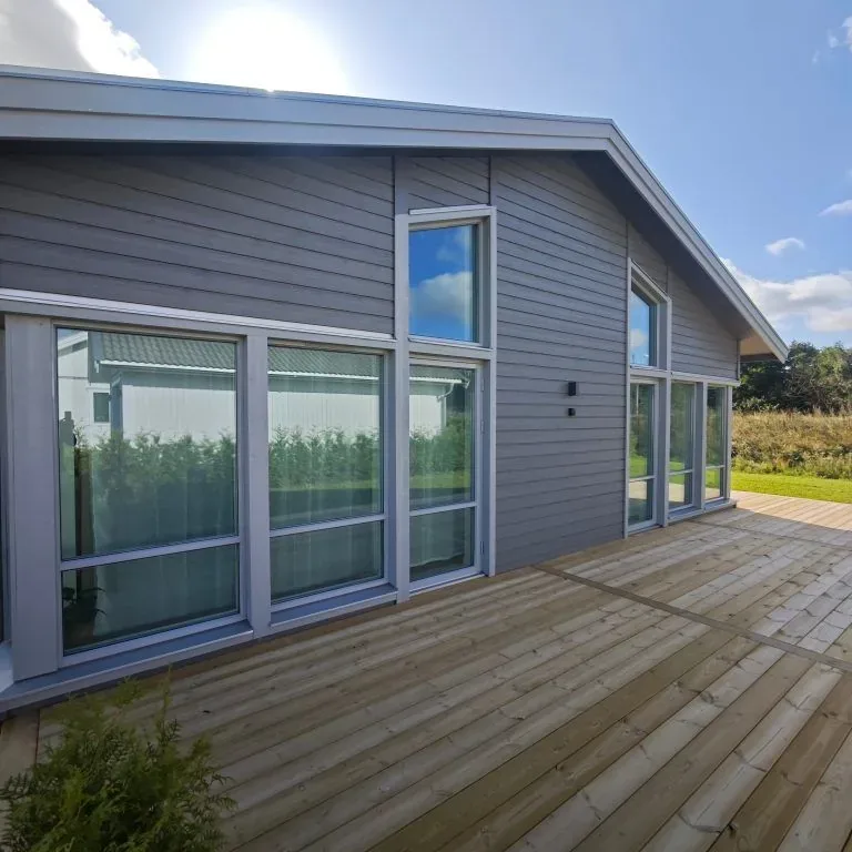 Villa med solskyddsfilm monterad utvändigt på fönstren