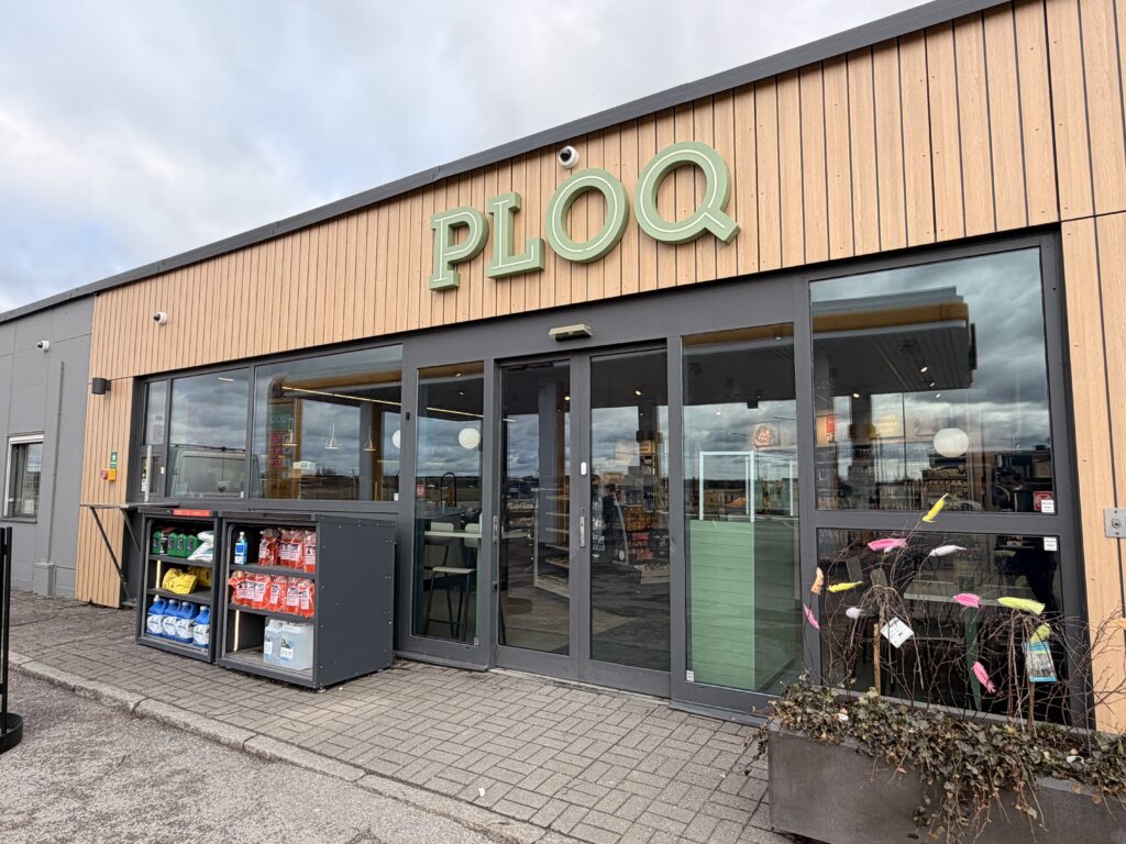 ploq solfilm på deras butik